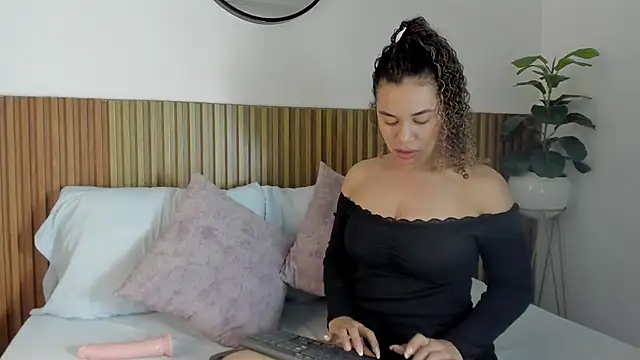 Snapshot of angie_leonn chatting on 10.15.25 angie leonn online show from 10.15.25