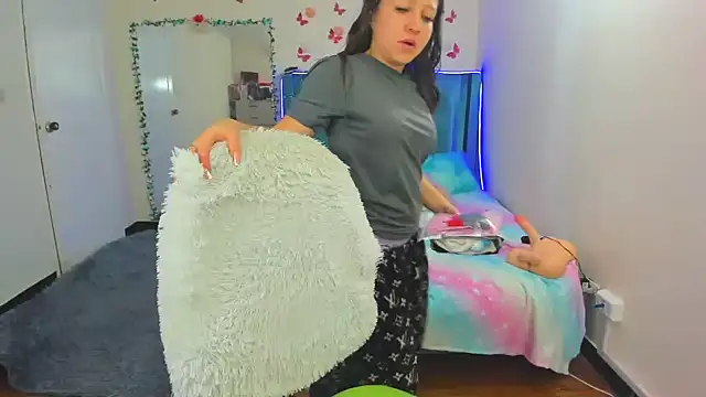 Snapshot of Luna_Analya chatting on 09.15.25 Luna Analya online show from 09.15.25