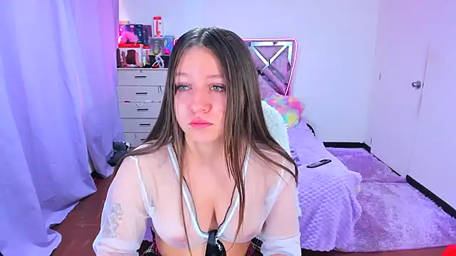 Snapshot of Luna_Analya chatting on 10.28.25 Luna Analya online show from 10.28.25