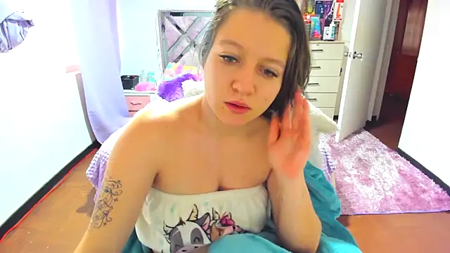 Snapshot of Luna_Analya chatting on 10.31.25 Luna Analya online show from 10.31.25