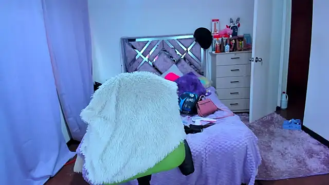 Snapshot of Luna_Analya chatting on 11.17.25 Luna Analya online show from 11.17.25