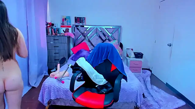 Snapshot of Luna_Analya chatting on 12.14.25 Luna Analya online show from 12.14.25