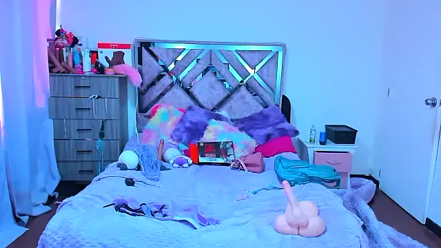 Snapshot of Luna_Analya chatting on 12.18.25 Luna Analya online show from 12.18.25