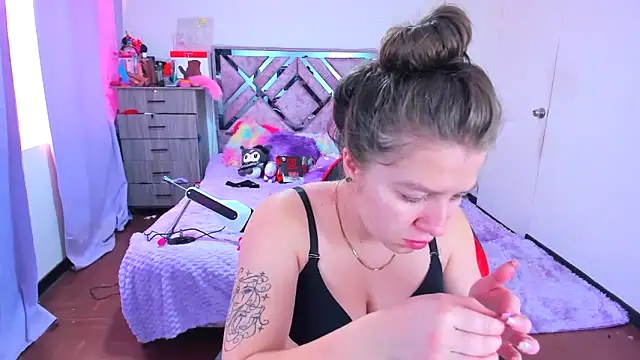 Snapshot of Luna_Analya chatting on 12.22.25 Luna Analya online show from 12.22.25