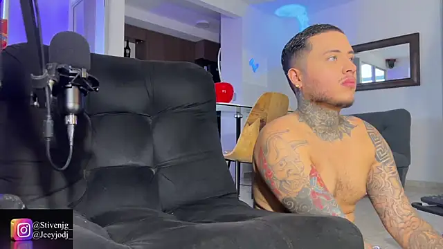 Snapshot of tattoguys_cums chatting on 06.03.26 tattoguys cums online show from 06.03.26