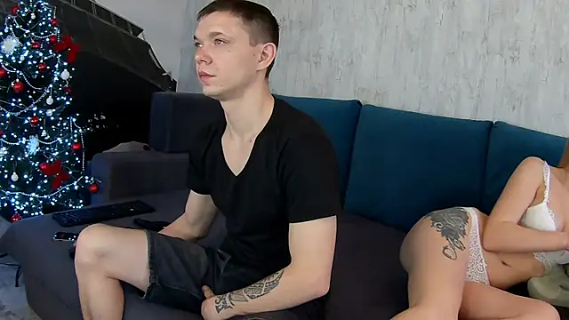 Snapshot of MonikaVAlex chatting on 12.17.25 MonikaVAlex online show from 12.17.25