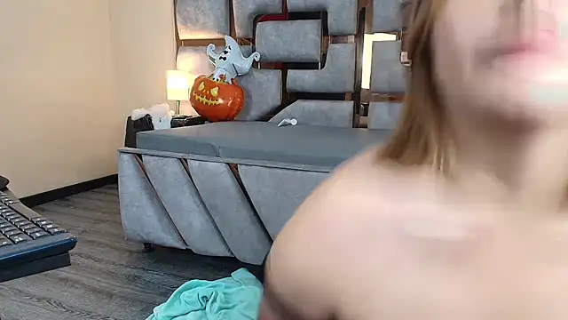 Candy Velvet online show from 11.04.25