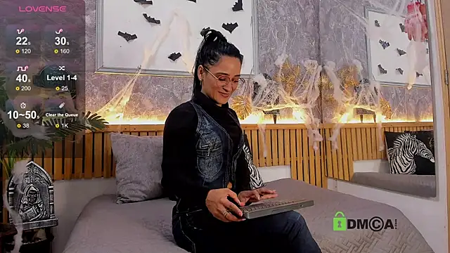 Snapshot of princequinn_ chatting on 10.13.25 princequinn online show from 10.13.25