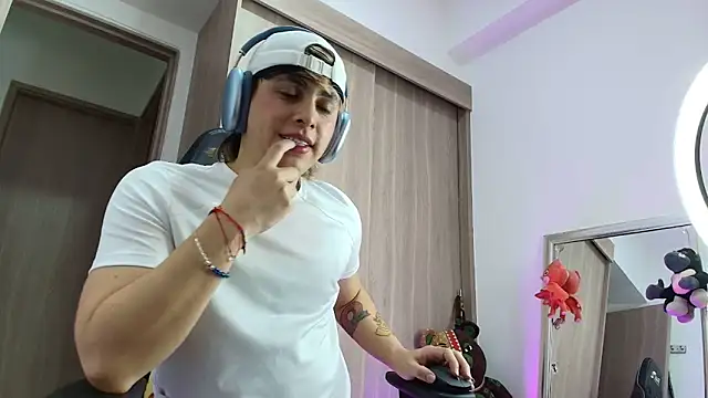 Snapshot of brunothompson3 chatting on 09.12.25 brunothompson3 online show from 09.12.25