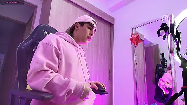 Snapshot of brunothompson3 chatting on 10.23.25 brunothompson3 online show from 10.23.25