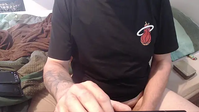 Snapshot of idiotpig66 chatting on 03.22.25 idiotpig66 online show from 03.22.25