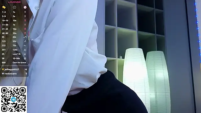 Snapshot of Quinavelle chatting on 02.15.26 Quinavelle online show from 02.15.26