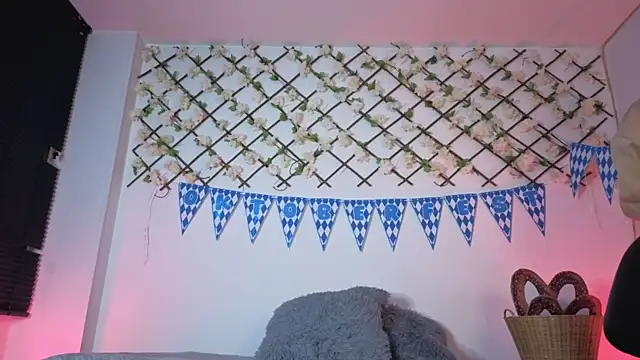 Snapshot of MiaCollinssx chatting on 09.30.25 MiaCollinssx online show from 09.30.25