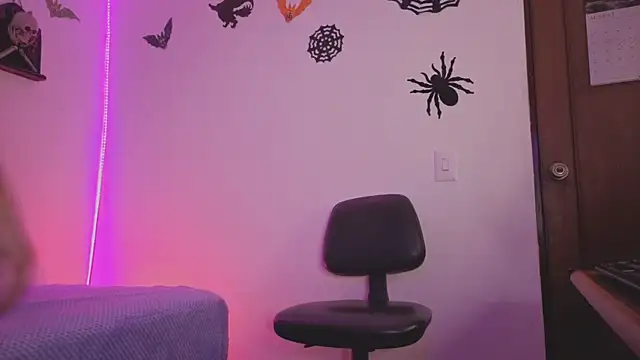 Snapshot of MiaCollinssx chatting on 10.22.25 MiaCollinssx online show from 10.22.25