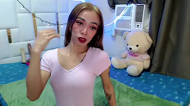 Snapshot of diamondnaked_ chatting on 11.24.25 diamondnaked online show from 11.24.25