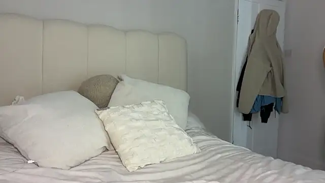 KayleeBella online show from 10.26.25