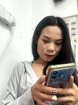 Snapshot of Baby-mmm chatting on 10.28.25 Baby-mmm online show from 10.28.25