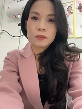 Snapshot of Baby-mmm chatting on 11.21.25 Baby-mmm online show from 11.21.25