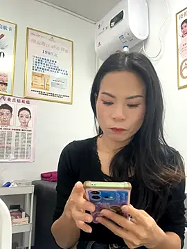 Snapshot of Baby-mmm chatting on 12.21.25 Baby-mmm online show from 12.21.25