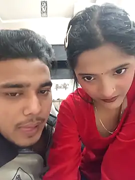 Snapshot of romantic_couple1 chatting on 11.28.25 romantic couple1 online show from 11.28.25