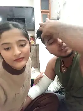 Snapshot of romantic_couple1 chatting on 12.21.25 romantic couple1 online show from 12.21.25