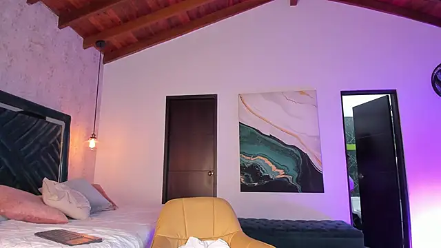 Snapshot of Sofi_Moreno chatting on 09.30.25 Sofi Moreno online show from 09.30.25