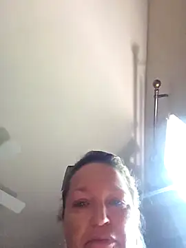 Snapshot of Calimarina chatting on 11.05.25 Calimarina online show from 11.05.25