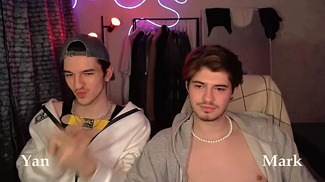 Snapshot of itsyanbb chatting on 11.08.25 itsyanbb online show from 11.08.25