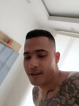 Snapshot of AndrewGmz chatting on 10.10.25 AndrewGmz online show from 10.10.25