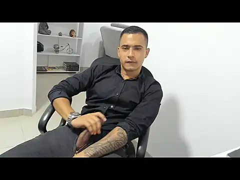 Snapshot of AndrewGmz chatting on 11.13.25 AndrewGmz online show from 11.13.25