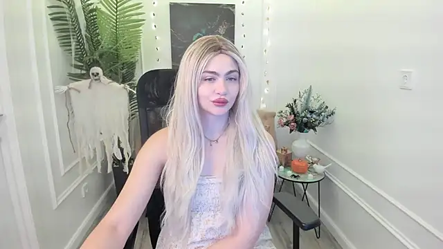 Snapshot of LeslieMineg chatting on 10.16.25 LeslieMineg online show from 10.16.25