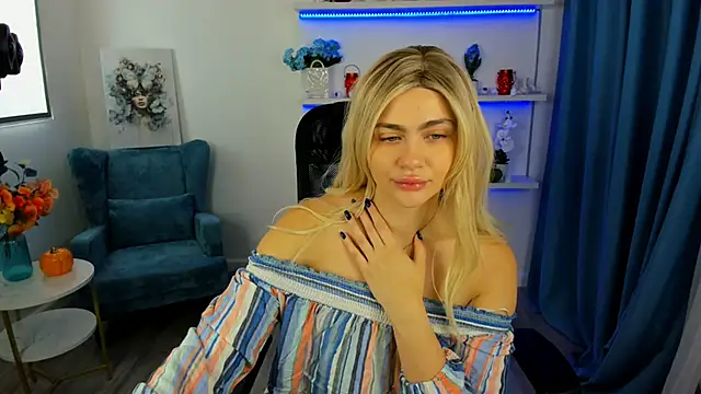 Snapshot of LeslieMineg chatting on 10.18.25 LeslieMineg online show from 10.18.25