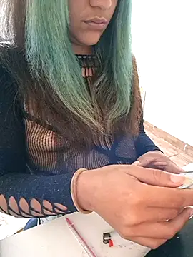 Snapshot of euahotmarii20 chatting on 10.18.25 euahotmarii20 online show from 10.18.25
