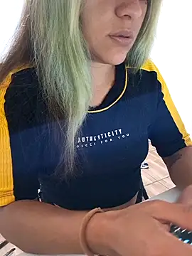 Snapshot of euahotmarii20 chatting on 11.14.25 euahotmarii20 online show from 11.14.25