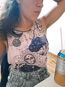 Snapshot of euahotmarii20 chatting on 11.17.25 euahotmarii20 online show from 11.17.25