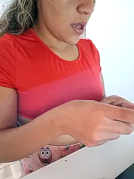 Snapshot of euahotmarii20 chatting on 12.14.25 euahotmarii20 online show from 12.14.25