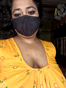 Snapshot of Smile-quien chatting on 10.30.25 Smile-quien online show from 10.30.25