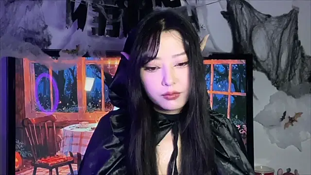 Snapshot of WonderMira chatting on 10.28.25 WonderMira online show from 10.28.25