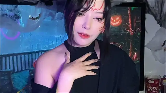 Snapshot of WonderMira chatting on 10.30.25 WonderMira online show from 10.30.25