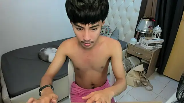 Snapshot of xxxhugecocktwinkxxx chatting on 11.21.25 xxxhugecocktwinkxxx online show from 11.21.25