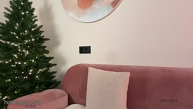 Snapshot of HiddenG3m chatting on 12.21.25 HiddenG3m online show from 12.21.25