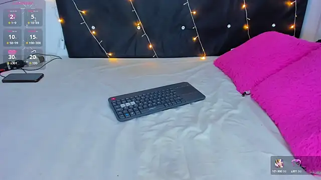 Snapshot of Danaa_moore_ chatting on 10.11.25 Danaa moore online show from 10.11.25