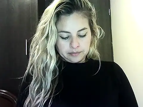 Snapshot of Valery__Rouse_ chatting on 11.22.25 Valery Rouse online show from 11.22.25