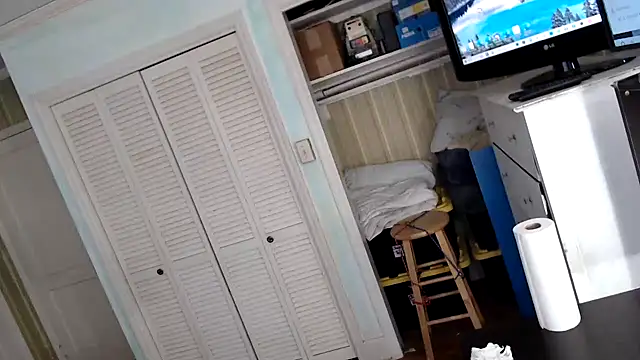 Snapshot of bullmusclejoe chatting on 11.24.25 bullmusclejoe online show from 11.24.25