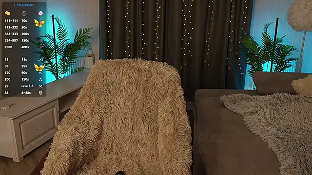 Snapshot of ValenciiaQ chatting on 10.08.25 ValenciiaQ online show from 10.08.25