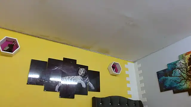 Snapshot of bull_cam chatting on 10.21.25 bull cam online show from 10.21.25