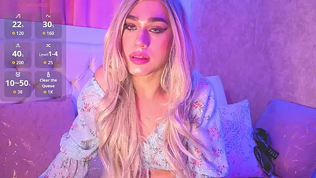 Snapshot of saraah_queen1 chatting on 10.31.25 saraah queen1 online show from 10.31.25