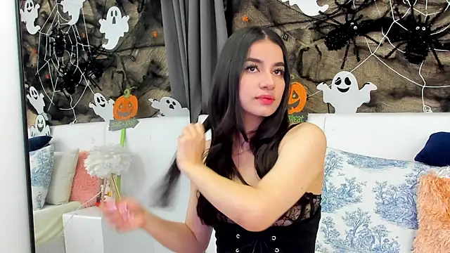 Snapshot of MiaDunoff chatting on 10.11.25 MiaDunoff online show from 10.11.25