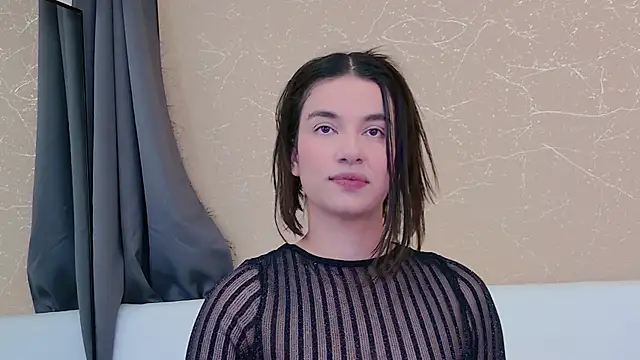 Snapshot of MiaDunoff chatting on 11.02.25 MiaDunoff online show from 11.02.25