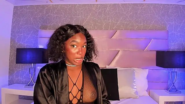 Snapshot of MissMahala_ chatting on 10.10.25 MissMahala online show from 10.10.25